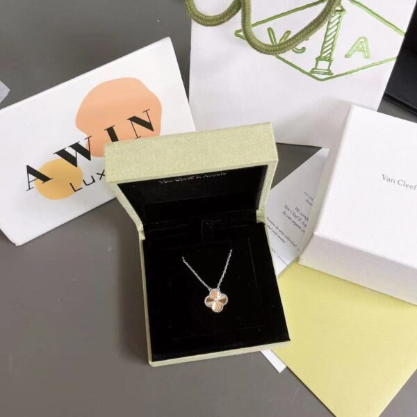 Van Cleef & Arpels Alhambra Clover 18K gold necklace for women