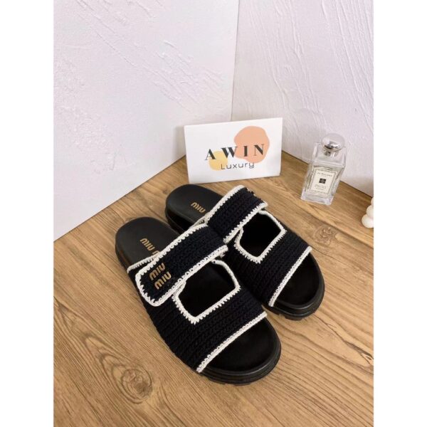 MIUMIU Round toe open toe flip flop flat bottom