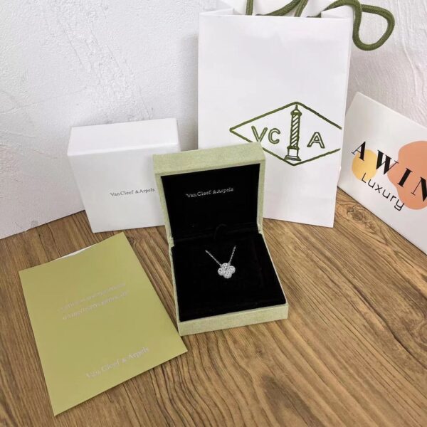 Van Cleef & Arpels Alhambra Clover 18K gold necklace for women