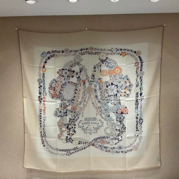 HERMES Brides de Gala en Fleurs Floral pattern printed mulberry silk scarf for women 110X110CM