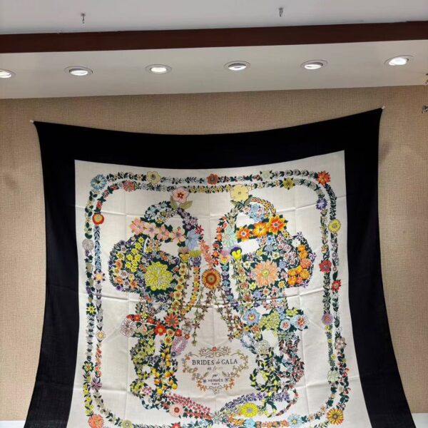 HERMES Floral geometric pattern printed mulberry silk scarf for women 140x140cm