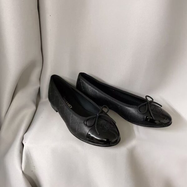 CHANEL 24K Leather Round Toe Casual Shoes - Black Women's Holiday Gift